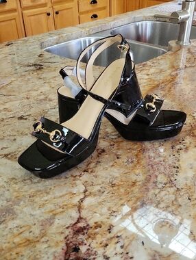 BAMBOO Black Patent Platform Sandals with Gold Hardware Size 11